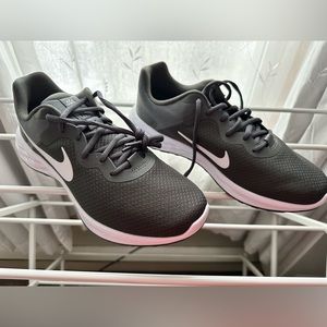 NWOT M Nike sneakers size 9. Never worn.